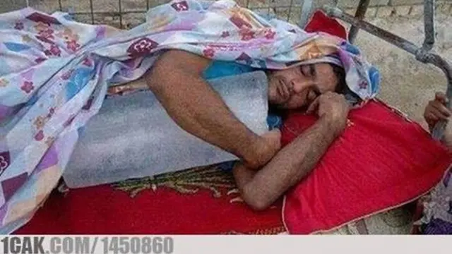 6 Posisi Tidur Agar Tidak Kepanasan Ini Absurd Pol, Kocak