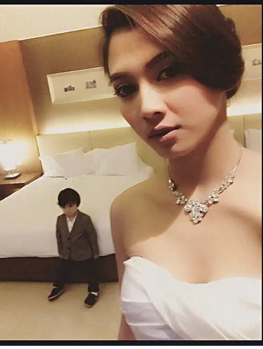 Artis cantik itu meninggal dunia dalam usia 22 tahun Kamis sore. Sebelum menghembuskan nafas terakhirnya, ia masih aktif dalam sinetron Centini bersama dengan Baim Wong dan Dewi Perssik. (Instagram)