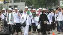 Peserta demo 2 Desember terlihat masih berjalan menuju Monas dari arah Tanah Abang, Jakarta, Jumat (2/12). Tidak hanya kaum pria, tampak kaum perempuan juga turut dalam aksi doa bersama di Monas. (Liputan6.com/Helmi Afandi)
