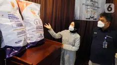 (ki-ka) Direktur PT Lagenda NPK Indonesia Fadilawaty dan Direktur Utama PT Mega Eltra Hilman Taufik berbincang usai penandatanganan kerja sama di Jakarta, Kamis (18/11/2021). Holding PT Pupuk Indonesia (Persero) berkomitmen menyediakan kebutuhan pupuk majemuk dalam negeri. (Liputan6.com/HO/Dayat)