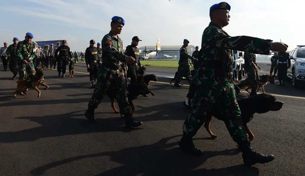Prajurit TNI bersiap mengikuti upacara Gelar Operasi Penegakan Ketertiban dan Yustisi POM TNI 2019 di Lanud Halim Perdanakusuma, Jumat (8/2). Operasi ini upaya mencegah perbuatan melanggar hukum yang dilakukan anggota TNI & Polri (Merdeka.com/Imam Buhori)