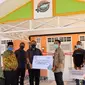Penyerahan bantuan CS dari PLN Riau kepada pengelola Rumah Kreatif Kampung Patin di Desa Koto Mesjid, Kabupaten Kampar. (Liputan6.com/M Syukur)