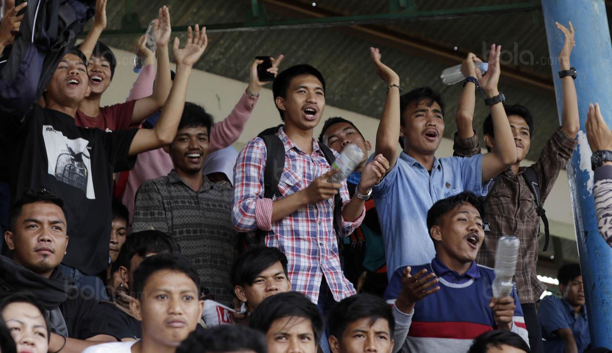 Suporter Universitas Negeri Makassar (UNM) saat menonton laga Torabika Campus Cup 2017 di Stadion UNM, Makassar, Kamis, (19/10/2017). UNM berhasil menjadi juara ke tiga pada ajang tersebut. (Bola.com/M Iqbal Ichsan)