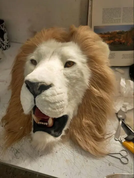 Sempat menjadi kontroversi, Schiaparelli mengklarifikasi di Instagramnya bahwa aksen kepala binatang tersebut merupakan palsu. [@schiaparelli].