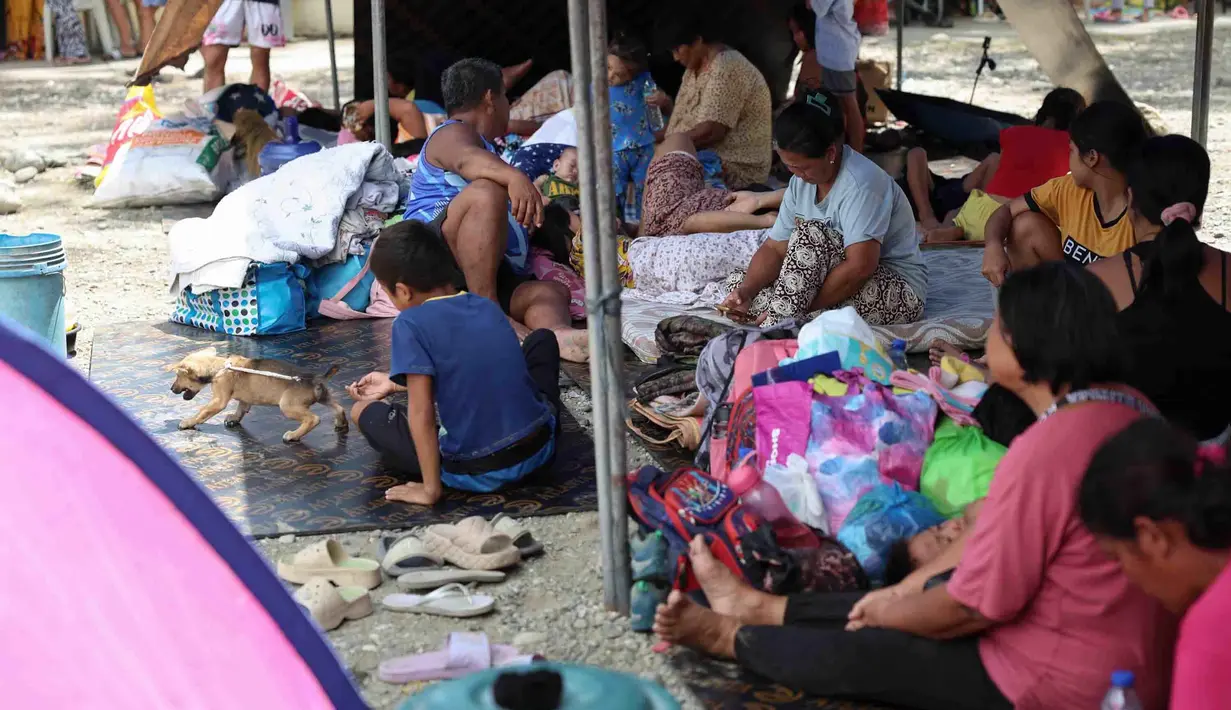 Warga berlindung di lapangan balai kota, Provinsi Sarangani, Filipina, Rabu 10 Juni 2026. (AP Photo/Basilio Sepe)