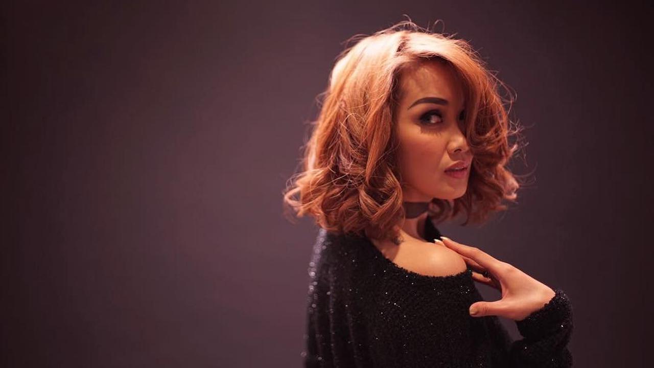 [Bintang] 8 Potret Artis Indonesia Pakai Busana Hitam, Siapa Paling Cantik?