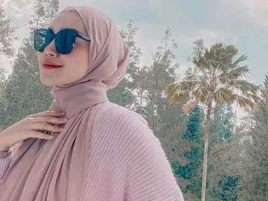 Kerap tampil modis, gaya Melody Prima sering menjadi  inspirasi para wanita. Untuk menambah gaya busananya, ibu satu anak ini kerap menggunakan kacamata hitam.(Liputan6.com/IG/@melodyprima)