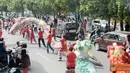 Citizen6, Makassar: Sejumlah umat Budha melakukan atraksi barongsai saat mengarak patung Budha di Makassar, Sulawesi Selatan.