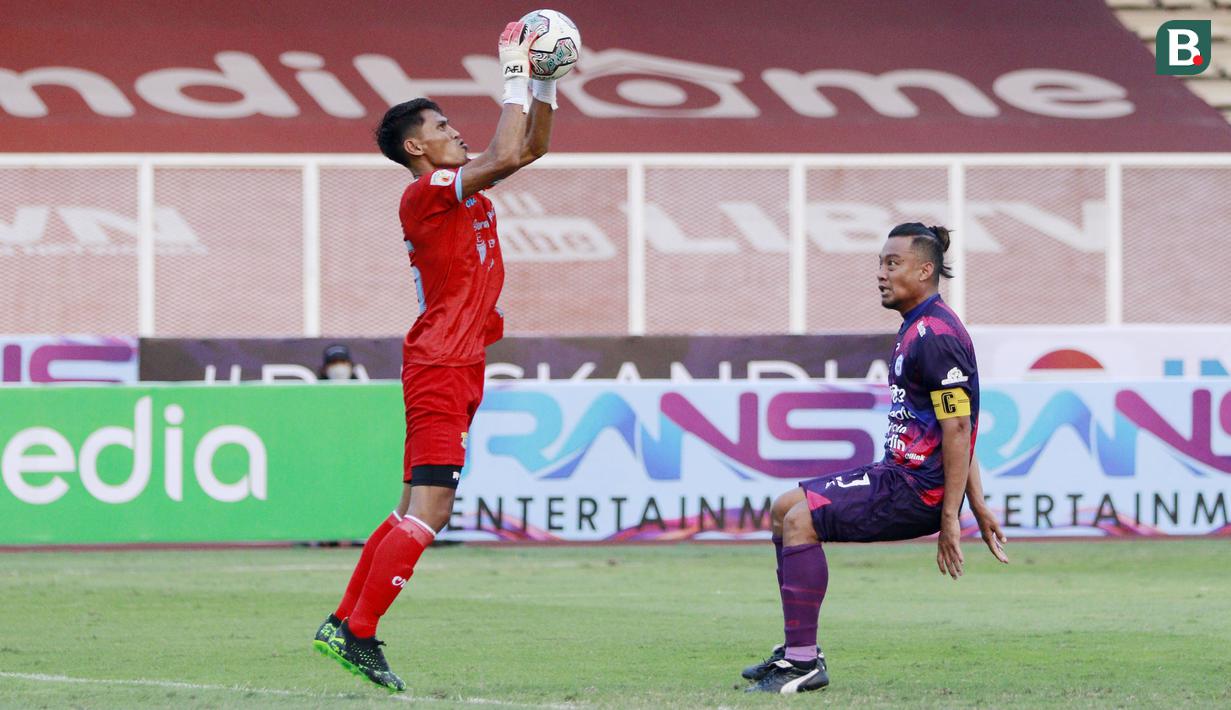 Pada menit ke-80, RANS Cilegon FC nyaris membuka keunggulan andai Hamka Hamzah yang tidak terkawal di kotak penalti mampu menyelesaikan umpan tendangan bebas Rendy Juliansyah. (Bola.com/M Iqbal Ichsan)