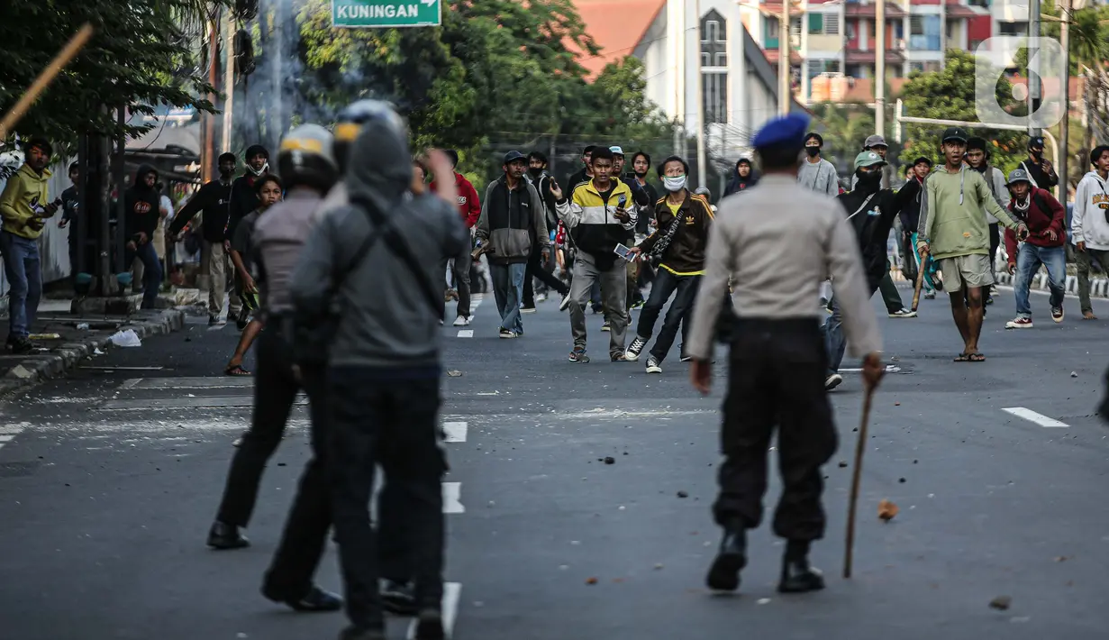 Sejumlah massa terlibat bentrok dengan aparat kepolisian di kawasan Pejompongan, Jakarta, Rabu (7/10/2020). Belum bisa dipastikan apakah aksi tersebut berkaitan dengan isu aksi penolakan pengesahan UU Omnibus Law Cipta Kerja. (Liputan6.com/Faizal Fanani)