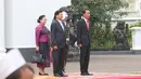 Presiden Joko Widodo (Jokowi) menerima kunjungan kenegaraan Perdana Menteri (PM) Republik Demokratik Rakyat Laos Thongloun Sisoulith dan Ibu Naly Sisoulith, di Istana Kepresidenan Bogor, Jawa Barat, Kamis (12/10). (Liputan6.com/Angga Yuniar)