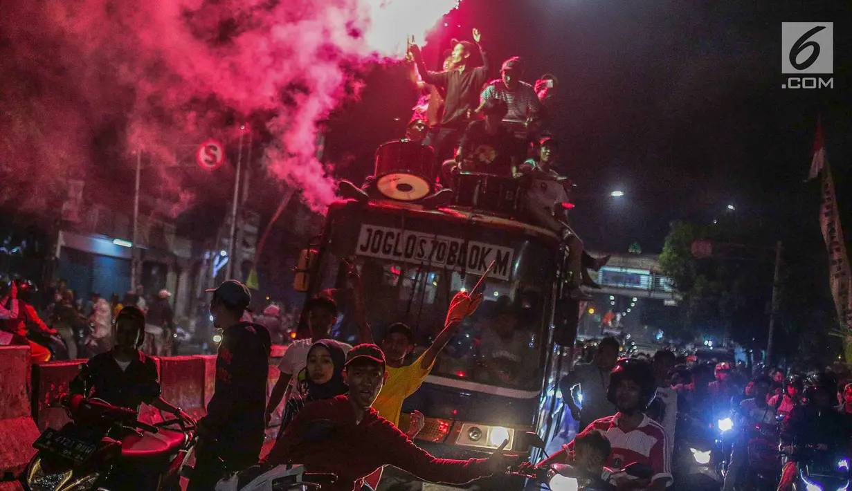 Warga menyalakan petasan saat merayakan malam takbiran menyambut Hari Raya Idul Fitri 2019 di kawasan Tanah Abang, Jakarta, Selasa (4/6/2019). Pemerintah menetapkan Hari Raya Idul Fitri 1440 Hijriah jatuh pada hari Rabu 5 Juni 2019. (Liputan6.com/Faizal Fanani)