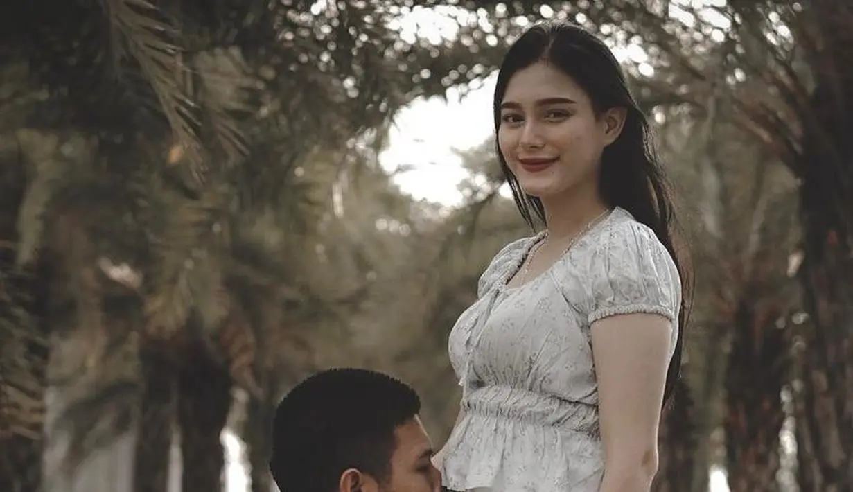 Selain outfitnya yang kece, Yasmine Ow juga dipuji karena tampilannya yang segar dan aura keibuannya yang semakin terlihat.  (Instagram/real_aditya1/yxsmine.ow).