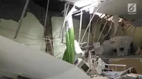 Atap dan tembok yang rusak akibat gempa 6,9 SR yang mengguncang Pulau Jawa di RSUD Banyumas, Jawa Tengah (15/12). Gempa tersebut menyebabkan puluhan rumah dan fasilitas umum rusak. (Liputan6.com/Pool/Mufied Majnun/Humas RSUD Bms)