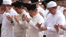 Wapres Jusuf Kalla melaksanakan Salat Istisqo di Halaman Masjid Istiqlal, Jakarta,(1/11/2015). Wapres bersama masyarakat dan menteri melakukan shalat tersebut untuk meminta hujan agar Indonesia tidak didera musim kemarau. (Liputan6.com/Angga Yuniar) 