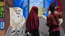 Seorang seniman menyelesaikan lukisan mural Pemilu 2019 di Banda Aceh, provinsi Aceh (17/3). Indonesia akan mengadakan pemilihan presiden dan parlemen secara serentak pada 17 April. (AFP Photo/Chaideer Mahyuddin)