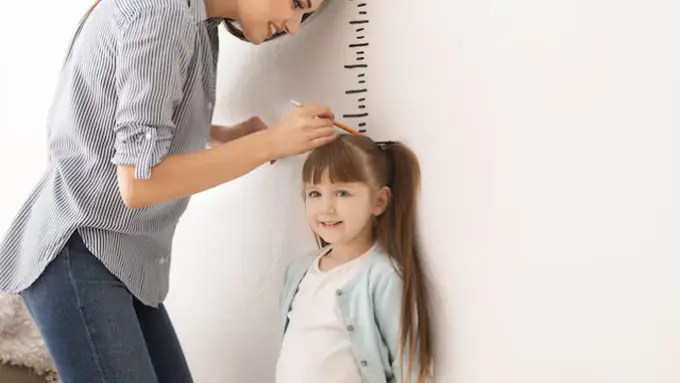 Ilustrasi Mengukut Tinggi Badan Anak