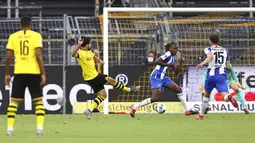 Pemain Borussia Dortmund, Emre Can, mencetak gol ke gawang Hertha Berlin pada laga Bundesliga di Stadion di Signal Iduna Park, Sabtu (6/6/2020). Borussia Dortmund menang 1-0 atas Hertha Berlin. (AP/Lars Baron)