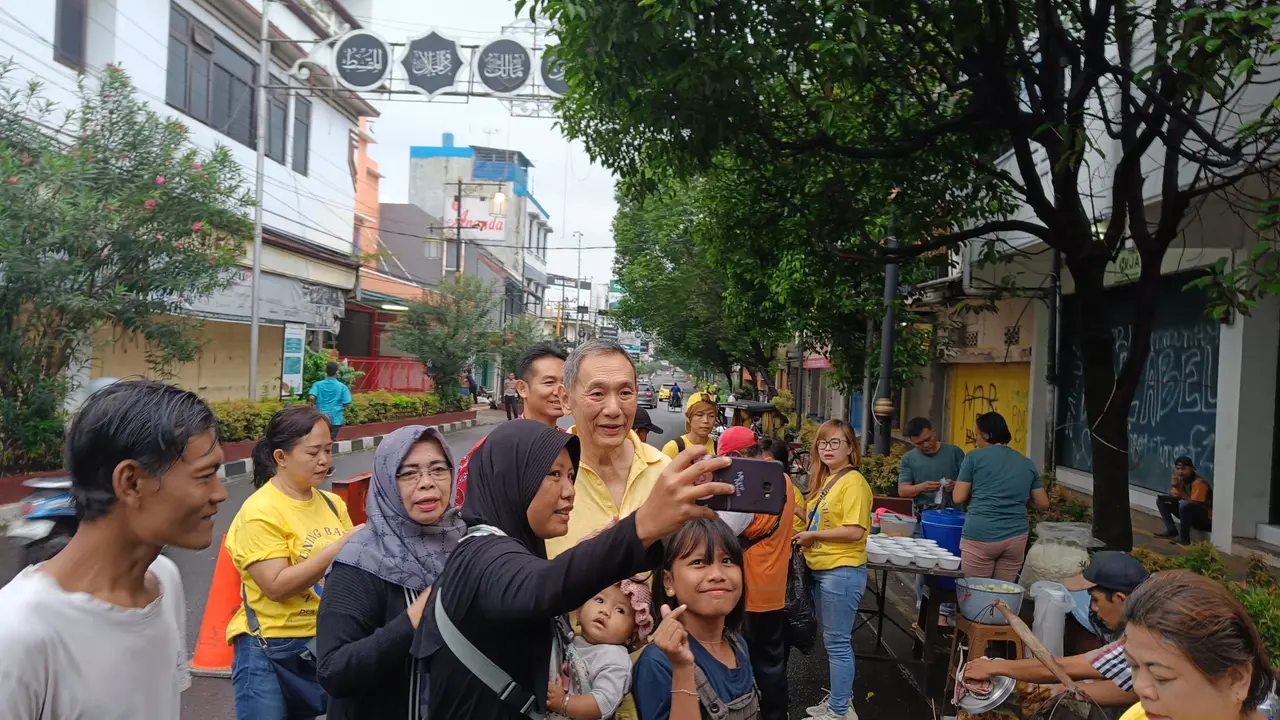 Pengusaha jalan tol Jusuf Hamka atau yang sering dipanggil Babah Alun membantu masyaraat lewat program nasi kuning Rp3.000 per porsi yang di gelar di Vihara Bumi Pharsjia, Cianjur, Jawa Barat. (Sulaeman/Merdeka.com)