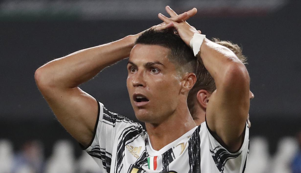 Striker Juventus, Cristiano Ronaldo tampak kecewa usai gagal memanfaatkan peluang dalam laga leg kedua Babak 16 Besar Liga Champions 2019/20 melawan Lyon di Allianz Stadium, Turin, Jumat (7/8/2020). (AP Photo/Antonio Calanni)