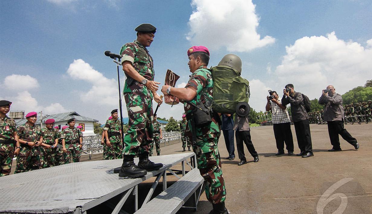 Panglima TNI Jenderal TNI Moeldoko menerima piagam saat apel kesiapsiagaan di Lapangan Bhumi Marinir Cilandak,  Jakarta, Jumat (2/5/2014) (Liputan6.com/Faizal Fanani).