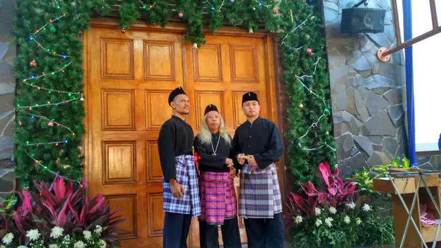 Krida Wibawa menjaga pintu di Perayaan Natal di Gereja Santa Servatius Bekasi (Liputan6.com/Ika Defianti)