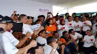 Menteri BUMN Rini Soemarno bersama pimpinan BUMN menyambangi perkampungan nelayan di Kelurahan Kampung Bahari, Kecamatan Sumber Jaya, Kota Bengkulu pada Kamis (23/11/2017). (Liputan6.com/Yuliardi Hardjo Putro)