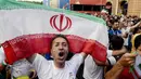 Para fans Iran merayakan kemenangan atas Maroko pada laga Piala Dunia di Saint Petersburg, Rusia, Jumat, (15/6/2018). Iran Menang 1-0 atas Maroko. (AFP/Olga Maltseva)