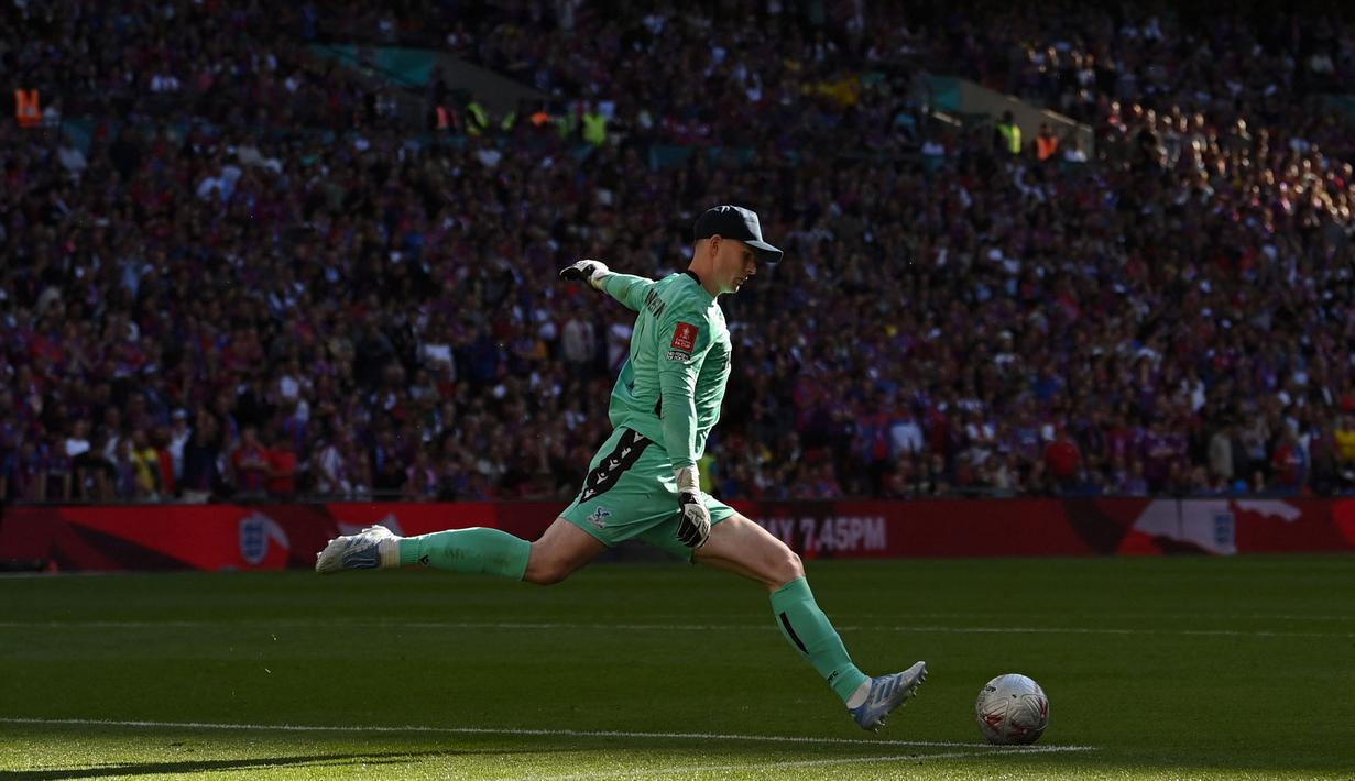 Kiper Crystal Palace, Dean Henderson melakukan tendangan gawang dalam laga final Piala FA 2024/2025 melawan Manchester City di Stadion Wembley, London, Inggris, Sabtu (17/05/2025) waktu setempat. (AFP/Adrian Dennis)