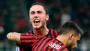 Pemain AC Milan Suso (depan) bersuka ria dengan rekan setimnya Davide Calabria setelah mencetak gol ke gawang SPAL pada pertandingan Liga Italia di Stadion San Siro, Milan, Italia, Kamis (31/10/2019). AC Milan menang 1-0 atas SPAL. (Matteo Bazzi/ANSA via AP)