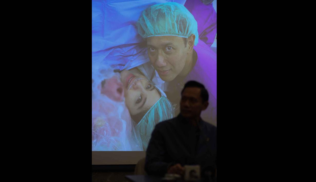 Mereka baru saja dikaruniai anak kedua berjenis kelamin laki-laki. AHY-Annisa memberi nama untuk putra kedua mereka, Arjuna Hanyokrokusumo Yudhoyono. Tampak dalam foto, layar monitor menampilkan momen bahagia ketika Menteri Koordinator Bidang Infrastruktur dan Pembangunan Kewilayahan yang juga Ketua Umum Partai Demokrat, Agus Harimurti Yudhoyono, menjenguk istrinya, Annisa Larasati Pohan, usai melahirkan anak kedua mereka di Rumah Sakit Pondok Indah (RSPI), Jakarta, Senin (30/3/2026). (Kapanlagi.com/Budy Santoso)