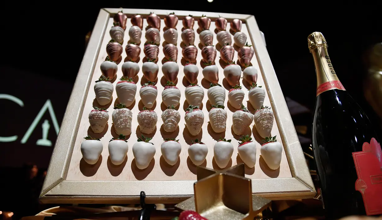 Coklat putih menghiasi aneka makanan ditampilkan saat konfrensi pers Ballars Governor Awards di Dolby Theatre, California, (15/2). Makanan akan disajikan pada malam Academy Awards ke-91. (Kevork Djansezian / Getty Images / AFP)