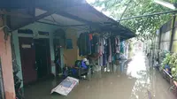 Banjir merendam permukiman warga di kavling Buaran Jaya, Harapan Mulya, Medansatria, Kota Bekasi, Jawa Barat. (Bam Sinulingga/Liputan6.com)