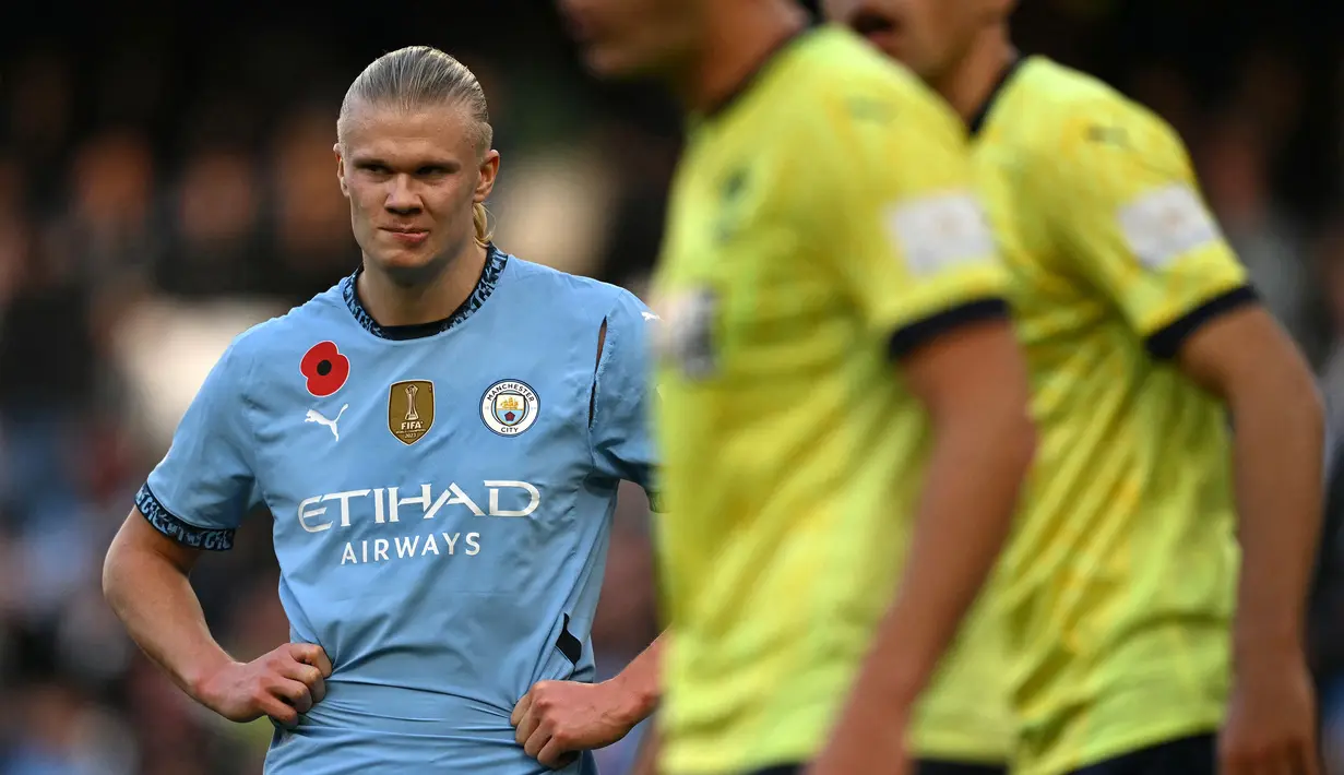 Pemain Manchester City, Erling Haaland tengah berpikir saat laga lanjutan Liga Inggris 2024/2025 melawan Southampton yang berlangsung di Etihad Stadium, Manchester, Inggris, Sabtu (26/10/2024). (AFP/Oli Scarff)