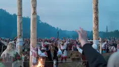 Sejumlah orang mengikuti upacara ritual pagan kuno di dekat desa Glubokovo, Rusia (24/6). Upacara ini digelar untuk merayakan titik balik matahari di musim panas. (AFP Photo/Andrei Borodulin)
