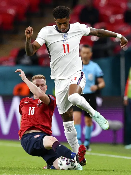 Pemain Republik Ceko Petr Sevcik (kiri) menjegal pemain Inggris Marcus Rashford pada pertandingan Grup D Euro 2020 di Stadion Wembley, London, Selasa (22/6/2021). Inggris menang 1-0. (Justin Tallis, Pool photo via AP)