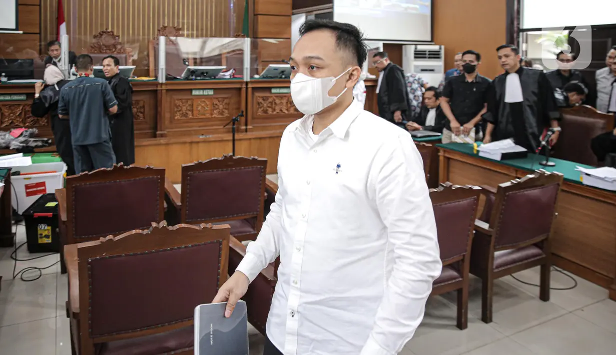 Terdakwa kasus dugaan pembunuhan berencana terhadap Brigadir Nofriansyah Yosua Hutabarat, Ricky Rizal usai menjalani sidang lanjutan di Pengadilan Negeri Jakarta Selatan, Rabu (7/12/2022). Ferdy Sambo menjadi saksi untuk terdakwa Richard Eliezer, Ricky Rizal dan Kuat Ma'ruf di persidangan perkara pembunuhan berencana Brigadir J. (Liputan6.com/Faizal Fanani)