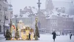 Sejumlah warga berjalan di Kota Tua saat hujan salju pertama mengguyur Warsawa, Polandia, pada 10 Desember 2020. Warsawa menyambut salju pertamanya tahun ini pada Kamis (10/12). (Xinhua/Jaap Arriens)