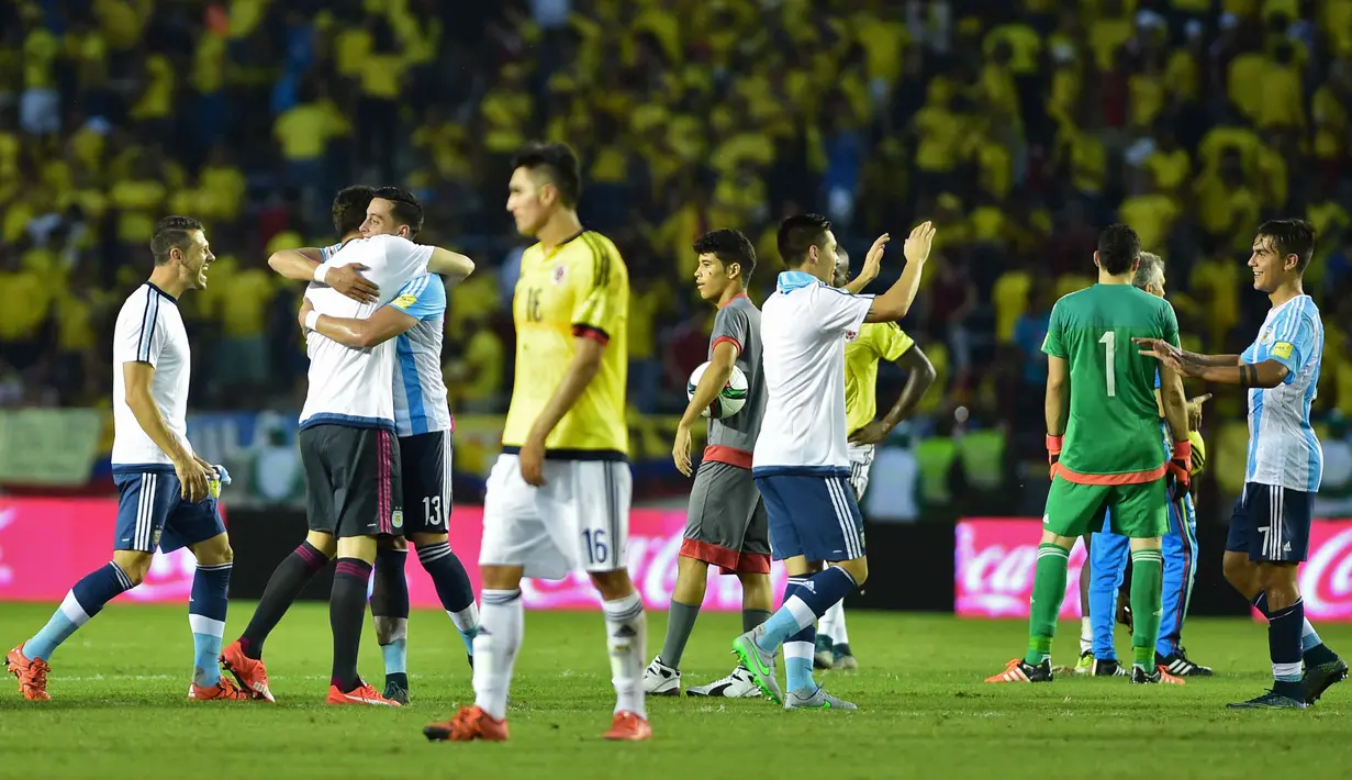 Para pemain Argentina merayakan kemenangan usai kalahkan Kolombia 1-0  pada laga kualifikasi Piala Dunia Russia 2018 zona CONMEBOL di  Stadion Metropolitano Roberto Melendez, Barranquilla, Rabu (18/11/2015) dini hari WIB. (AFP Photo/Luis Robayo)