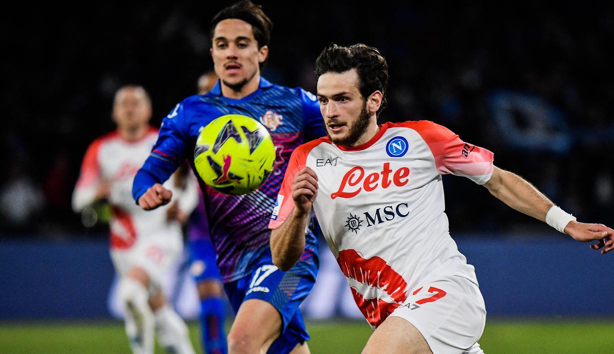 Striker Napoli, Khvicha Kvaratskhelia menguasai bola dibayangi bek Cremonese, Leonardo Sernicola pada laga Liga Italia 2022/2023 di Diego Armando Maradona Stadium, Naples (12/2/2023). Di posisi ketiga top skor sementara Liga Italia 2022/2023 ditempati oleh tiga pemain yang masing-masing telah mencetak 12 gol. Khvicha Kvaratskhelia yang didatangkan Napoli pada awal musim 2022/2023 dari Dinamo Batumi telah mencetak 12 gol dan 12 assist dari total 23 laga. (AFP/Filippo Monteforte)
