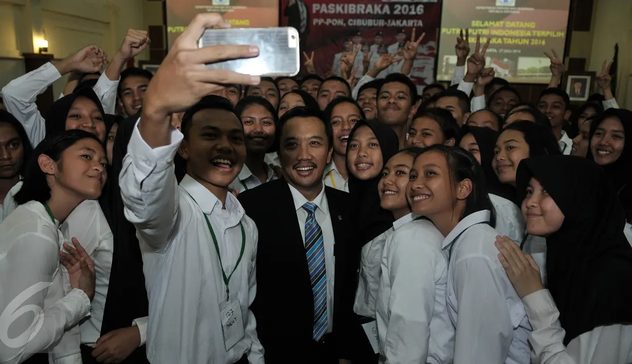 Menpora Imam Nahrawi berfoto selfie dengan peserta Diklat Pasibraka 2016 di Gedung PP-PON, Cibubur, Jakarta, Rabu (27/7). Menpora resmi buka Diklat Paskibraka 2016 untuk persiapan upacara 17 Agustus. (Liputan6.com/Yoppy Renato)