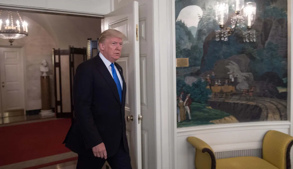 Presiden AS Donald Trump saat tiba di Ruang Diplomatik untuk memberikan pernyataan terkait penembakan terhadap Steve Scalise di Gedung Putih di Washington (14/6). (AFP Photo/Nicholas Kamm)