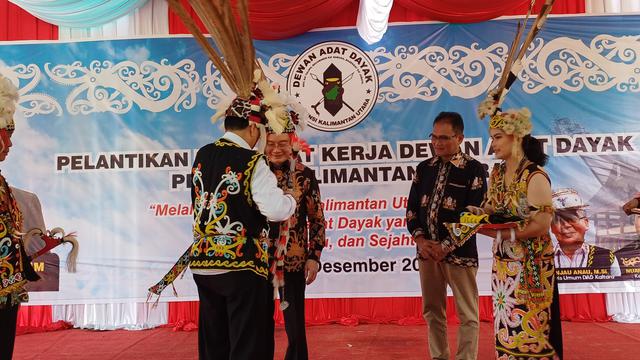 Majelis Adat Dayak Nasional (MADN) memberikan gelar Warga Kehormatan Dayak Nasional kepada pemilik PT Kayan Hydro Energy (KHE), Tjandra Limanjaya.