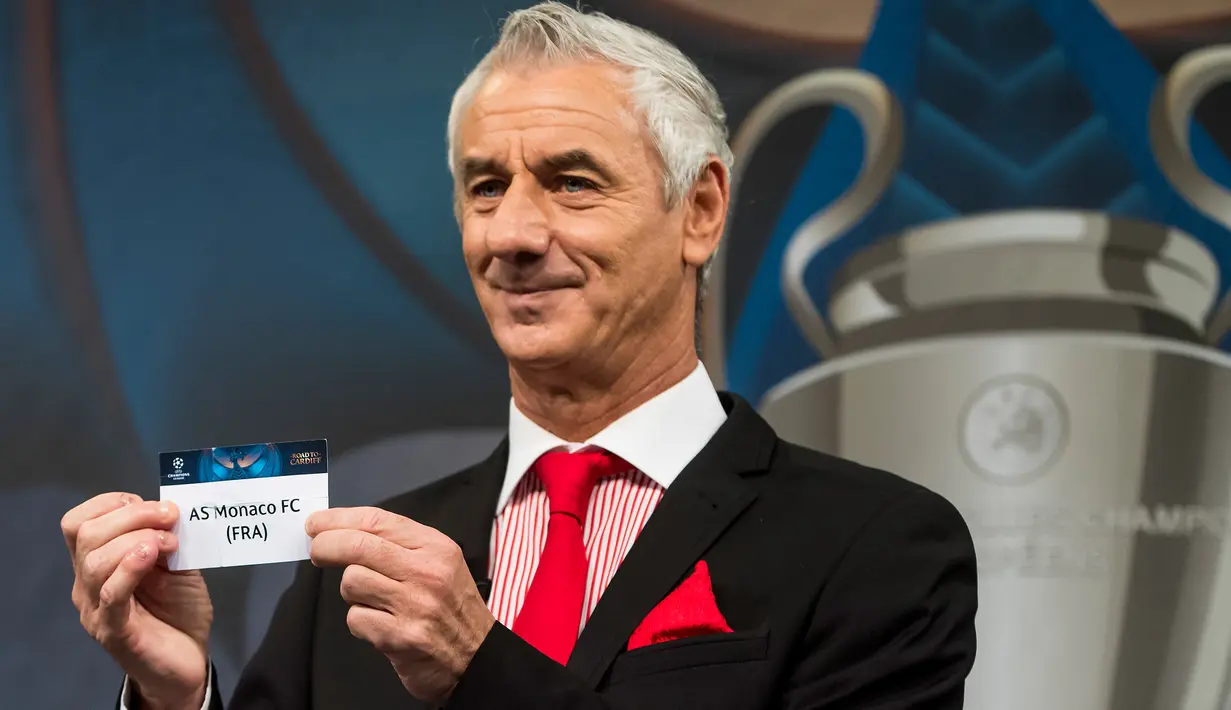 Duta Liga Champions, Ian Rush menunjukkan nama AS Monaco selama undian semifinal Liga Champion 2016-2017 di Nyon, Swiss (21/4). Undian semifinal Liga Champion 2016-2017 mempertemukan Juventus dengan AS Monaco. (Jean-Christophe Bott / Keystone via AP)