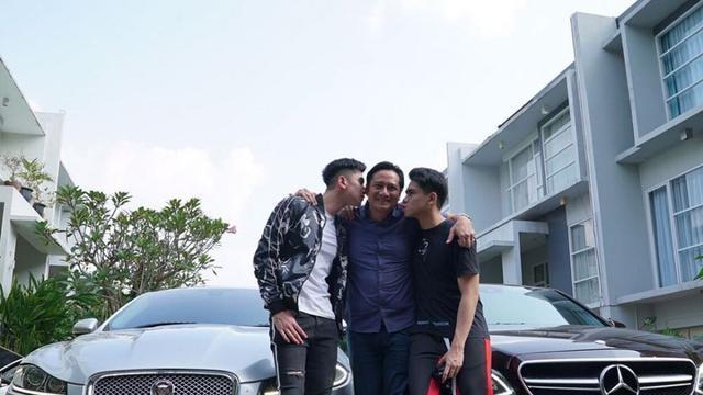 Verrell Bramasta bersama sang adik, Athalla Naufal, saat memberikan ayahnya, Ivan Fadilla sebuah mobil mewah. (Instagram @bramastavrl)