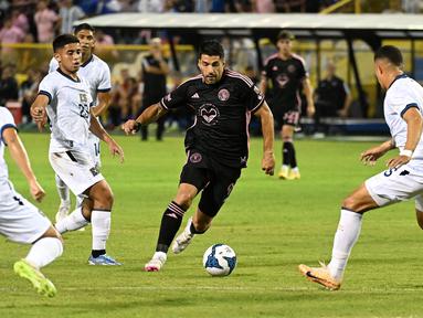 Pemain Inter Miami, Luis Suarez (tengah) berusaha melewati sejumlah pemain Timnas El Salvador pada laga persahabatan yang digelar di Kota San Salvador, El Salvador, Sabtu (20/01/2024) pagi WIB. (AFP/Marvin Recinos)