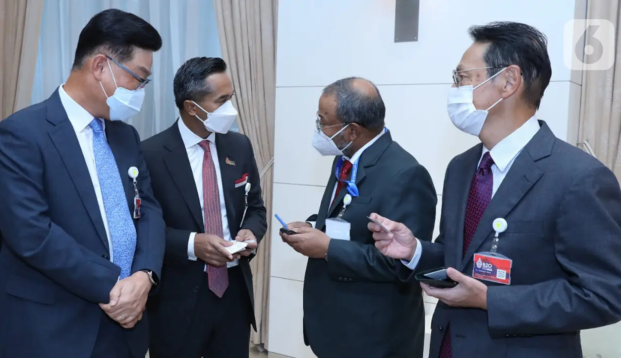 Ketua Dewan Pertimbangan KADIN Indonesia Anindya Bakrie (kedua kiri) berbincang dengan para delegasi di sela-sela diskusi informal Forum B20 di Jakarta, Kamis (27/1/2022). Untuk membatasi pemanasan global dibutuhkan sebesar 1,5C pada tahun 2100. (Liputan6.com/HO/Alwi)