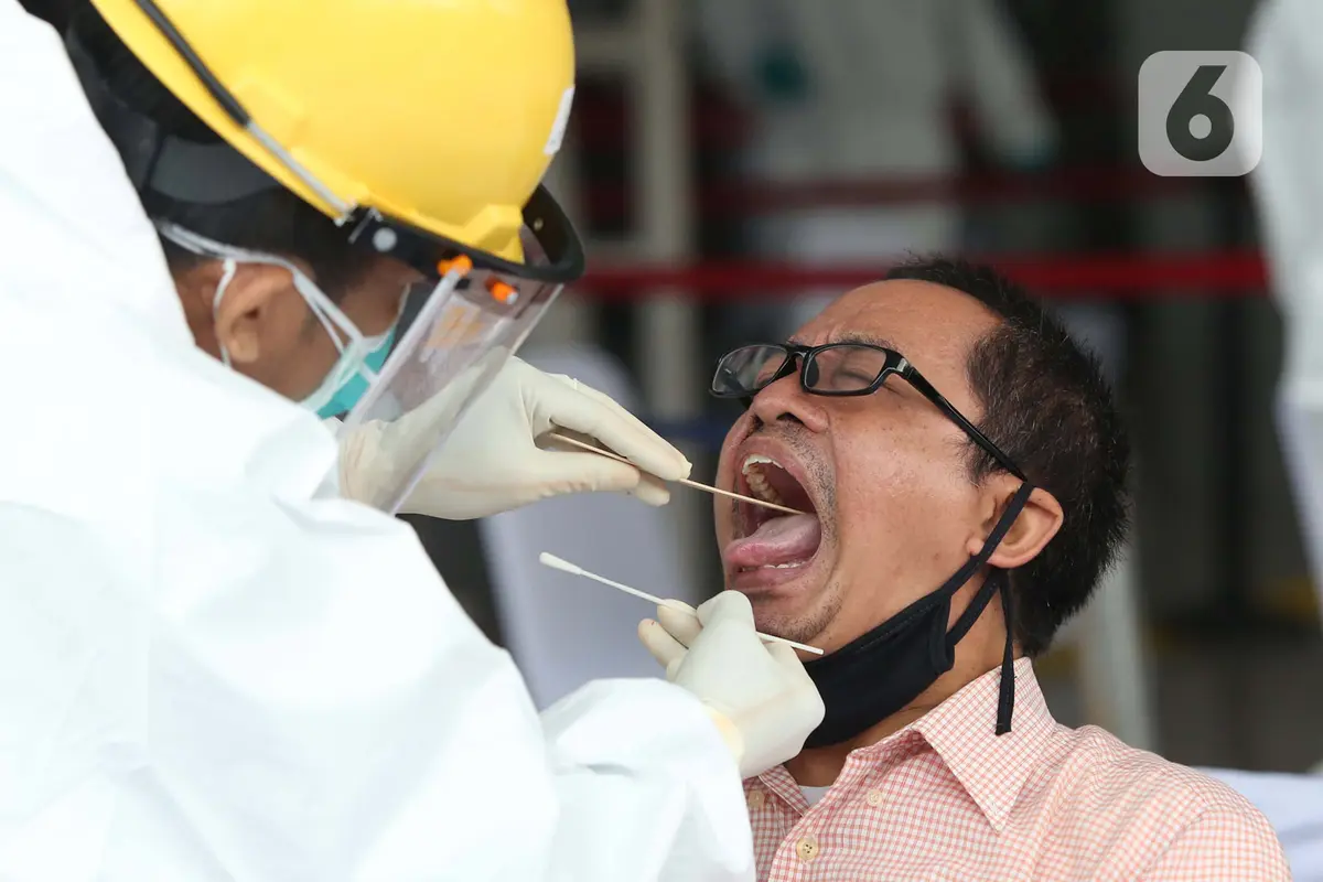 FOTO: 350 Penumpang KRL Jalani Tes Swab di Stasiun Bogor