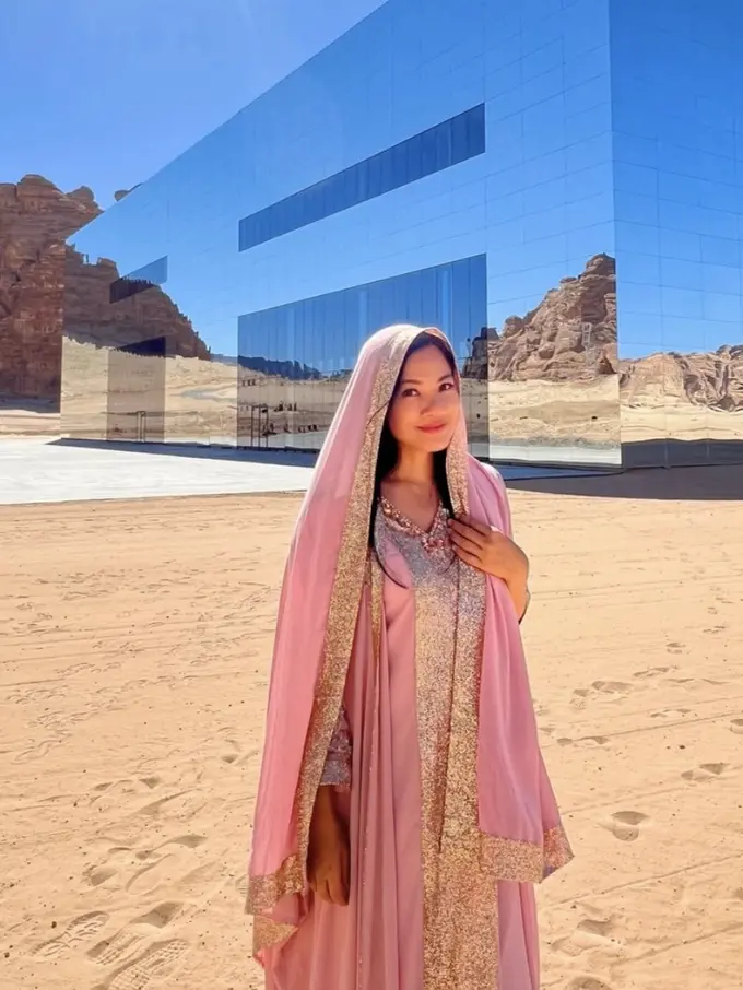 Gaya Titi Kamal saat Berkunjung ke Al Ula