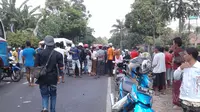 Truk kuning langsung melarikan kendaraannya sebelum macet mengular di jalur mudik rute Surabaya menuju Banyuwangi. (Liputan6.com/Dian Kurniawan)